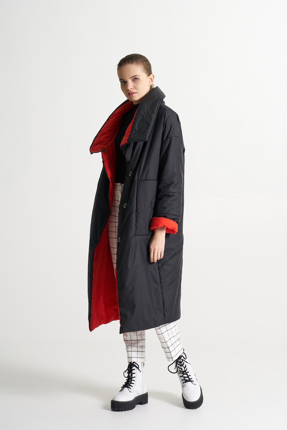 BiBi 2276 Yüksek Hakim Yakalı, İçi Kırmızı Siyah Uzun Mont