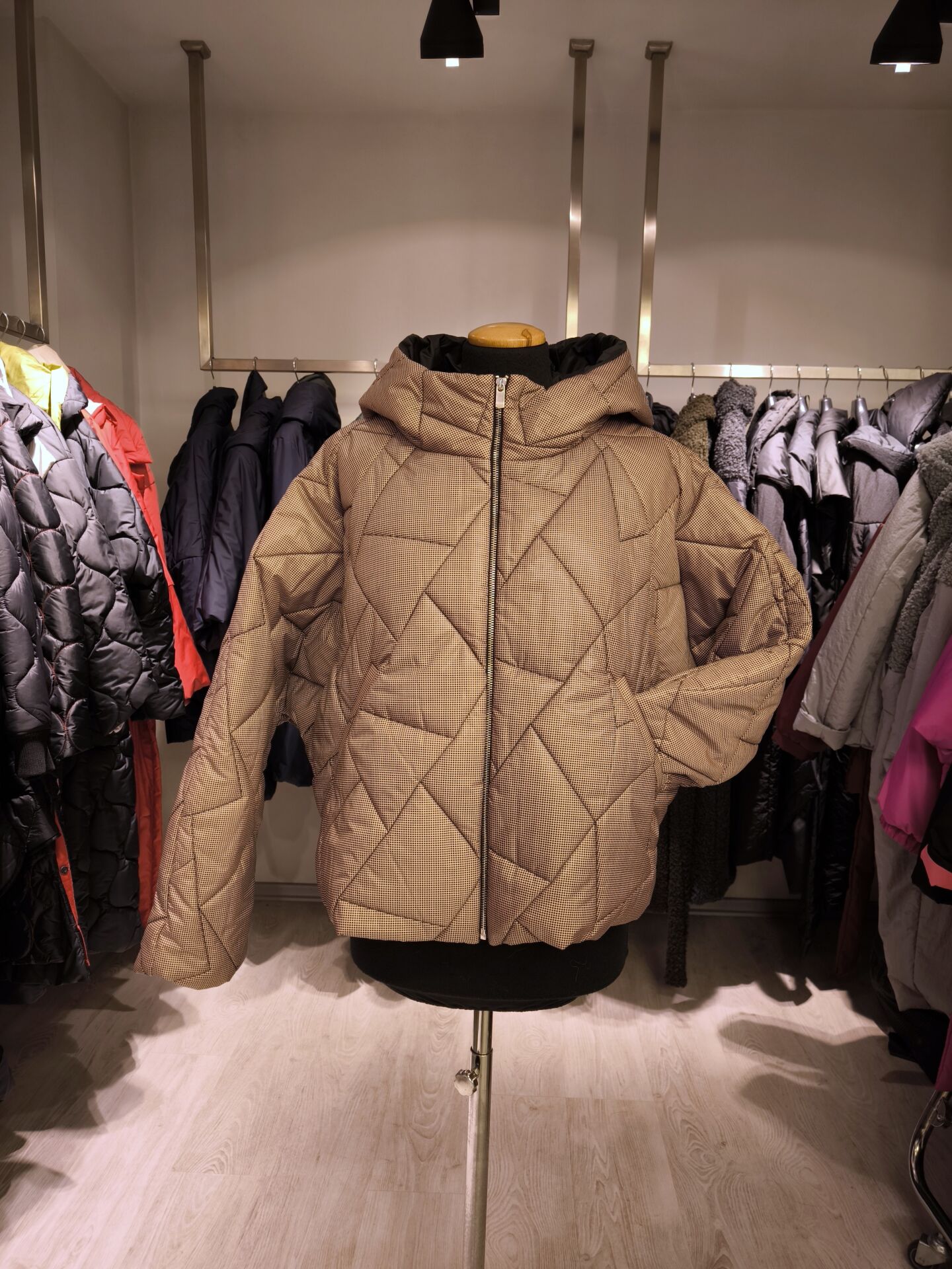 BiBi 2312 Geometrik Kapitoneli Kısa Kadın Mont