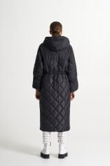 BiBi 2206 Kırmızı Bağcık Detaylı Siyah Uzun Kadın Mont