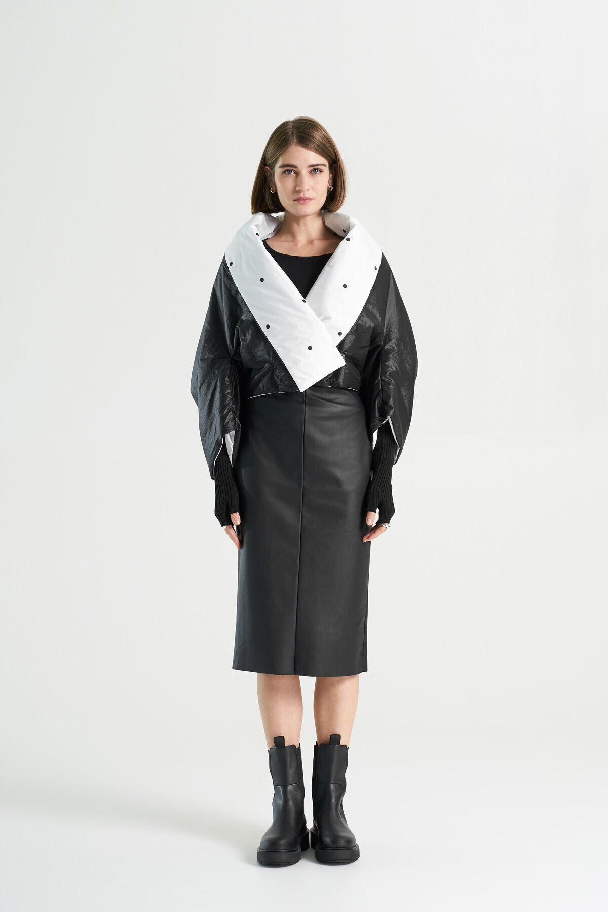 BiBi 2088 Çift Taraflı Siyah puantiyeli ve Düz Siyah Kısa Kadın Mont