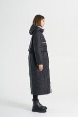 BiBi 2342 Parlak Desenli Kumaş Detaylı Siyah Uzun Mont