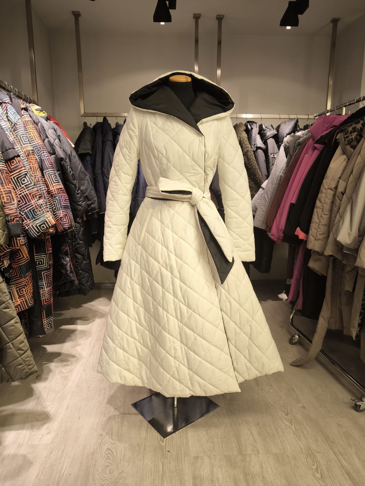 BiBi 2224 KLOŞ ETEKLİ BEYAZ UZUN  MONT