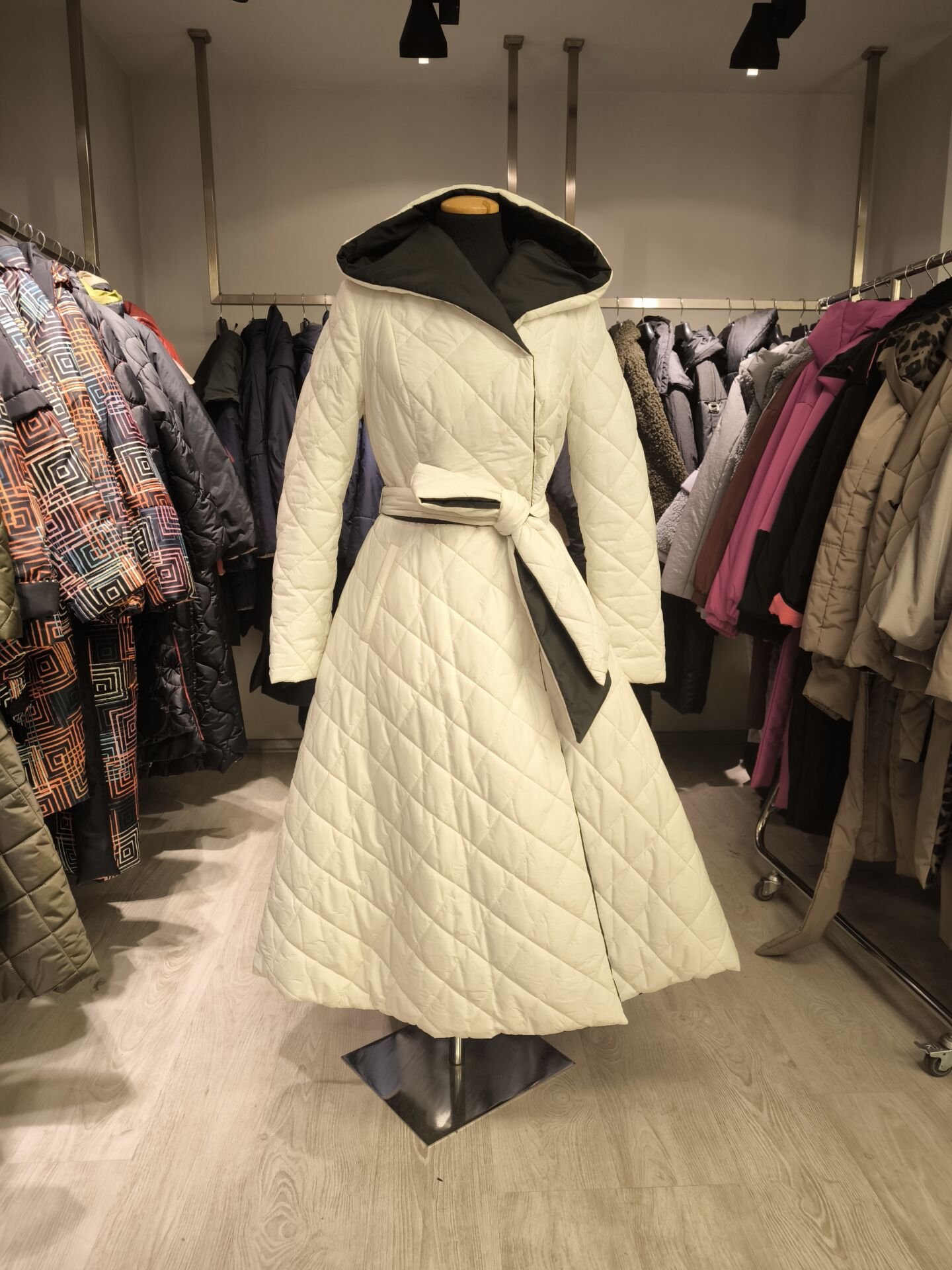 BiBi 2224 KLOŞ ETEKLİ BEYAZ UZUN  MONT